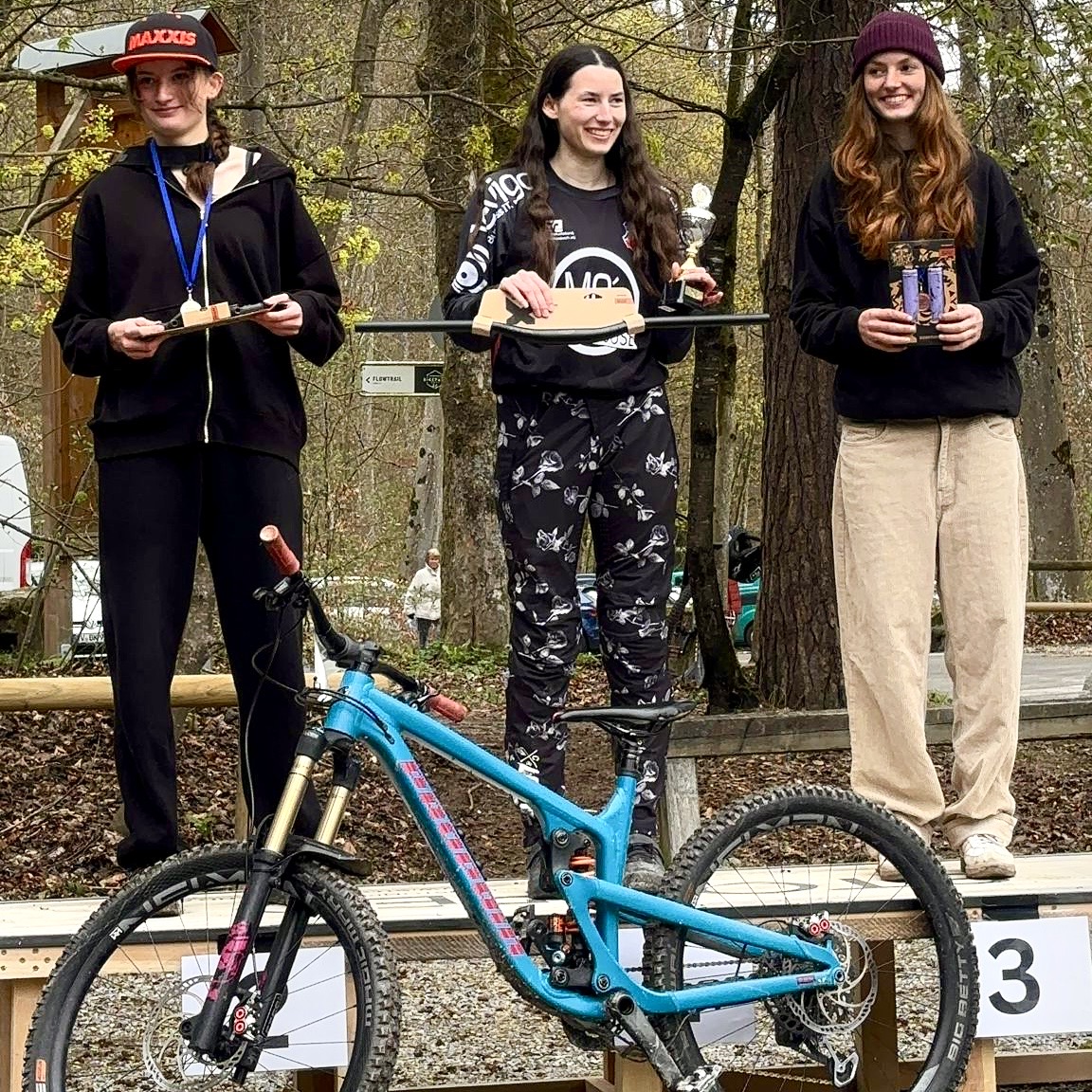 Lea Dürr vom RV-Weil gewinnt Downhillrennen im Bikepark Weingarten